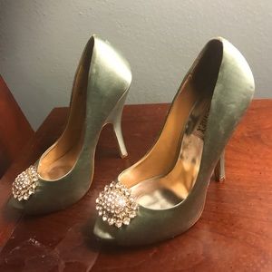 Sea foam green blue pump with broach